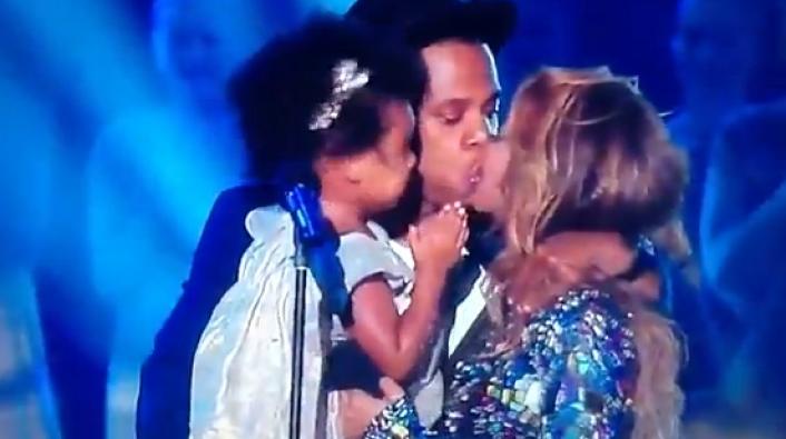 Beyonce Rules Vmas Kisses Jay Z Blue On Stage Fans React