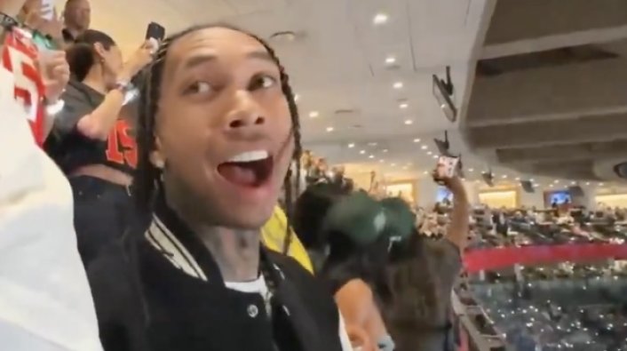 Tyga Reacts to Crowd Loudly Singing "A-Minor" Line During Kendrick's